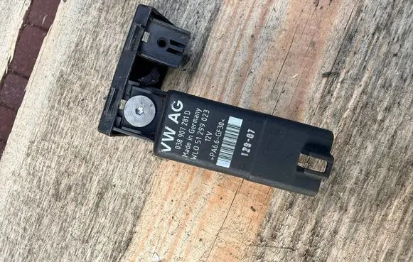 Volkswagen PASSAT B6 Glow plug pre-heat relay 038907281D
