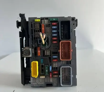 Peugeot 308 SW Fuse module 9666700480