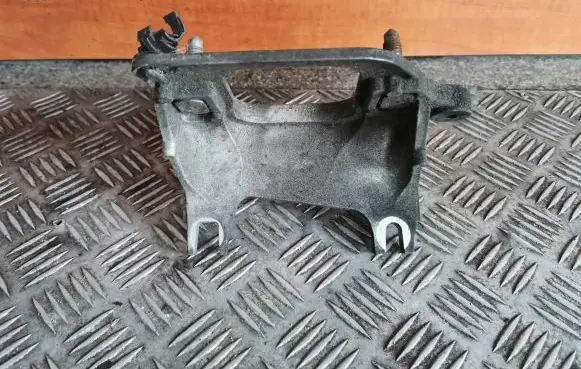 Opel Vivaro Generator/alternator bracket 8200457446