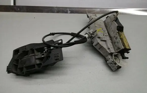 Peugeot 407 Front door lock 9681333680