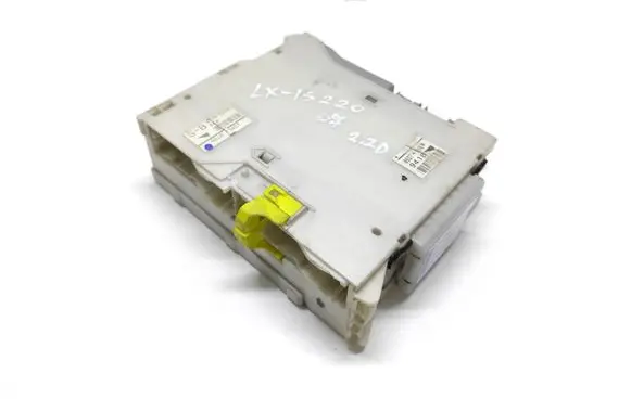Lexus IS 220D-250-350 Fuse module 8273053050 6G180457