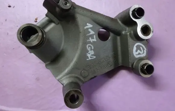 Jaguar XK8 - XKR Engine mounting bracket 117GBA