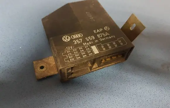 Volkswagen PASSAT B3 Door control unit/module 357959875A
