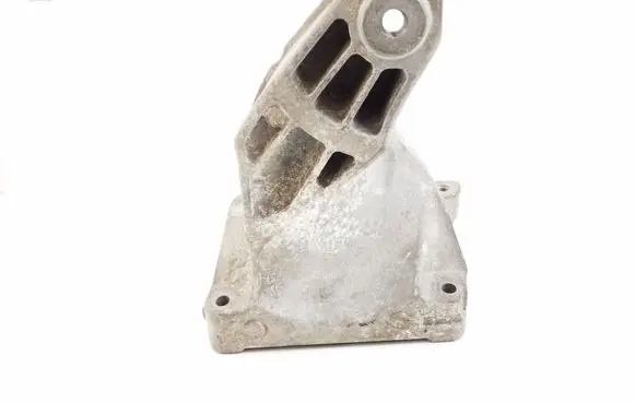 Engine mounting bracket