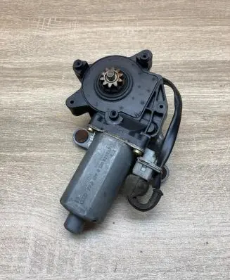Seat Toledo I (1L) Front door window regulator motor 1L0837401B 0130821667