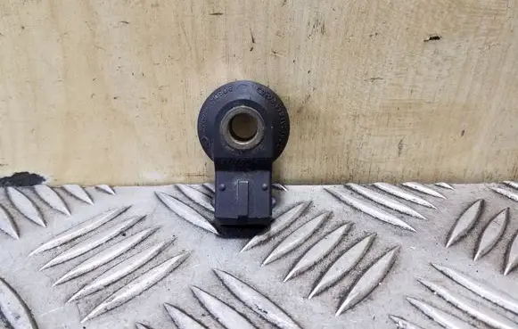Volkswagen Golf IV Detonation knock sensor 030905377A 0261231045