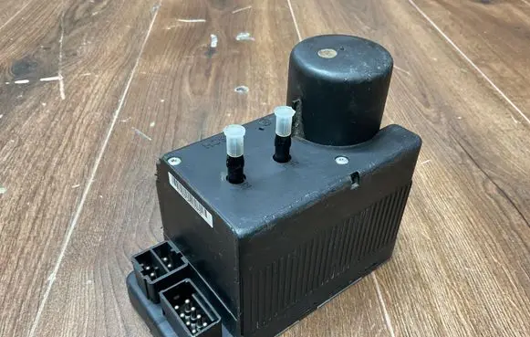 Mercedes-Benz C W202 Central locking vacuum pump 2028001548