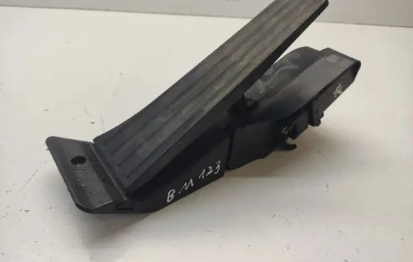 BMW 1 E81 E87 Accelerator throttle pedal 6786589 3542747665