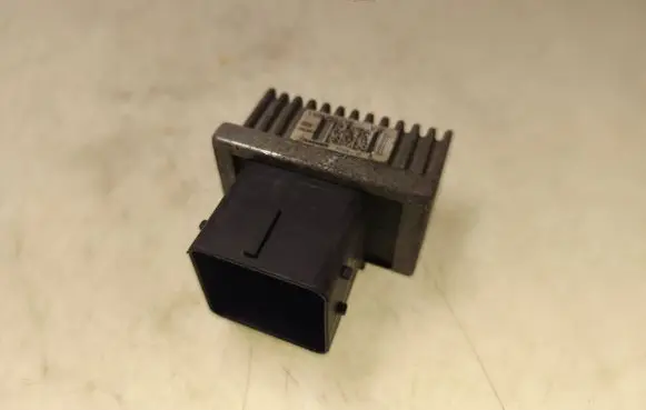 Renault Master III Glow plug pre-heat relay 110678071R 0528