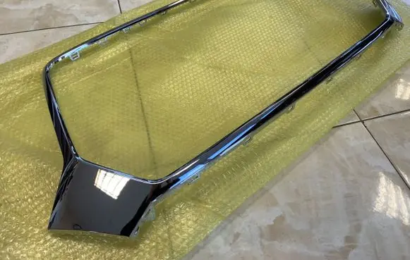 Audi Q3 8U Front bumper upper radiator grill 8U0853651N 8U0807715