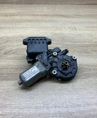 Toyota Corolla Verso E121 Rear door window regulator motor 698300F020 996996100 RIGHTSIDE
