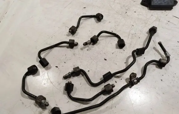 Fuel injector supply line/pipe