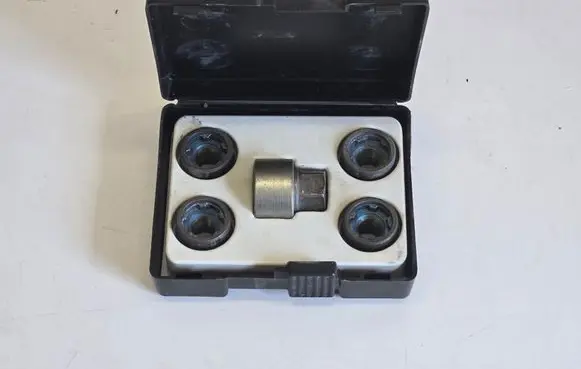 Opel Insignia A Anti-theft wheel nuts and lock 32026201