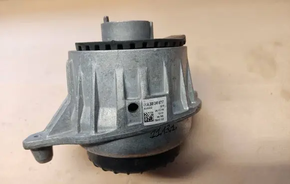 Mercedes-Benz C W205 Engine mount bracket A2052406717