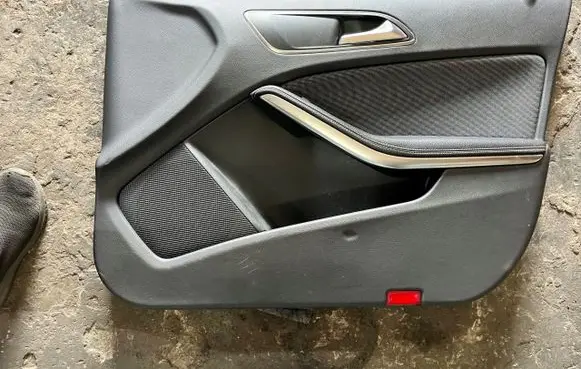 Mercedes-Benz A W176 Front door card panel trim braknumeruczci