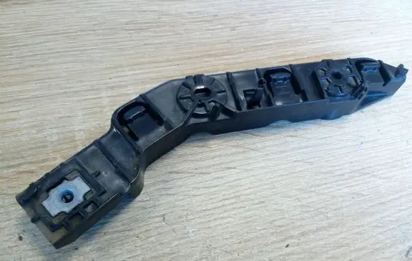Front bumper mounting bracket