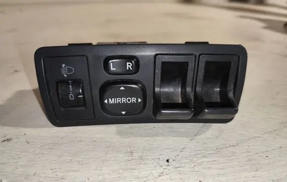 Toyota Corolla Verso E121 Wing mirror switch 777665 183574