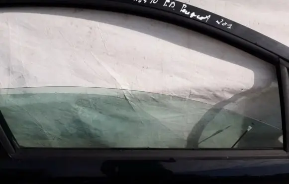 Peugeot 207 Front door window glass four-door