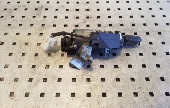 Toyota Avensis T220 Ignition lock 8978005021