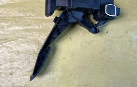 Mercedes-Benz B W245 Accelerator throttle pedal A1693000604