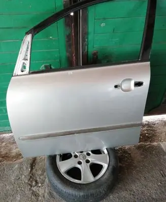 Toyota Avensis Verso Front door