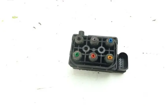Audi Q7 4L Air suspension valve block 15152400082