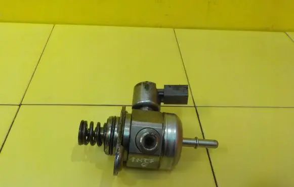 BMW 1 F20 F21 Fuel injection high pressure pump 7607159 1HTS6