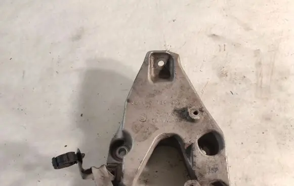 BMW X3 F25 Engine mounting bracket 6784827