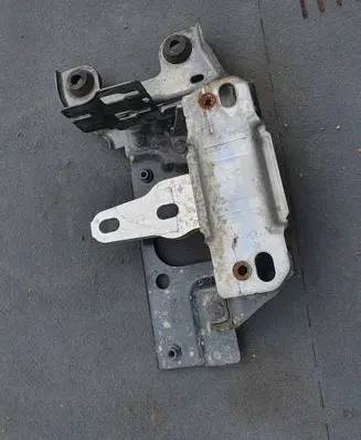 Engine mount vacuum valve
