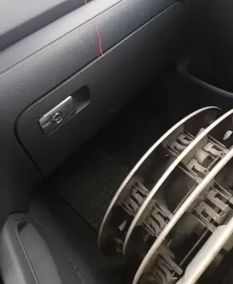 Volkswagen Golf V Glove box