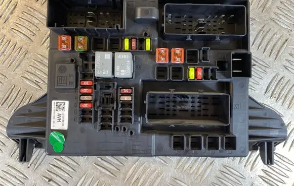 Opel Insignia A Fuse module 22737766 17562932613