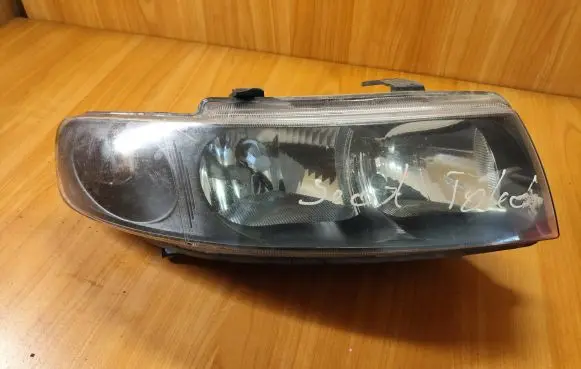 Seat Toledo II (1M) Headlight/headlamp 1M1941002D 67742701