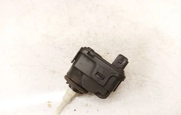 Volkswagen PASSAT B5 Headlight level adjustment motor 3A0941295