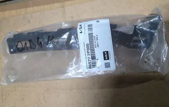 KIA Sorento Front bumper mounting bracket 865772P000