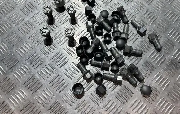 Skoda Fabia Mk4 (6VA) Anti-theft wheel nuts and lock VW22301