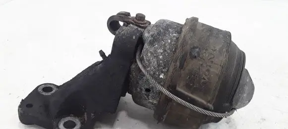 Volvo V70 Engine mount bracket
