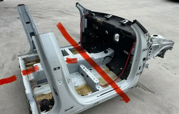 Volvo XC40 Pillar (middle)