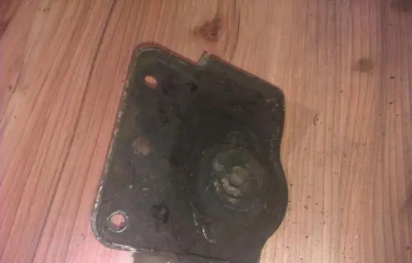 Engine mount bracket