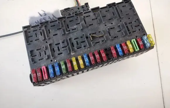 Volkswagen Golf III Fuse box set 357937039