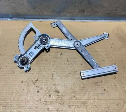 Mercedes-Benz E W124 Front door manual window regulator 