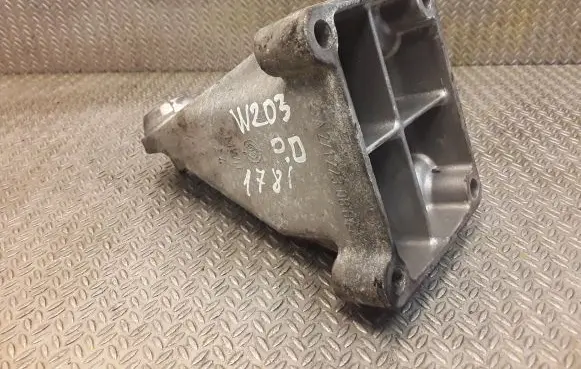 Mercedes-Benz C W203 Engine mounting bracket 2712230804 A2712230804