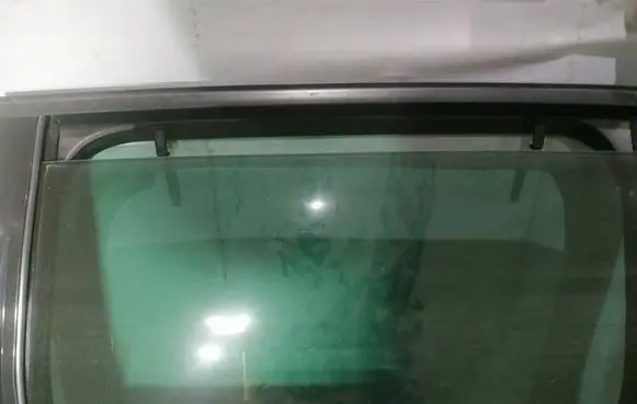Rear door window glass