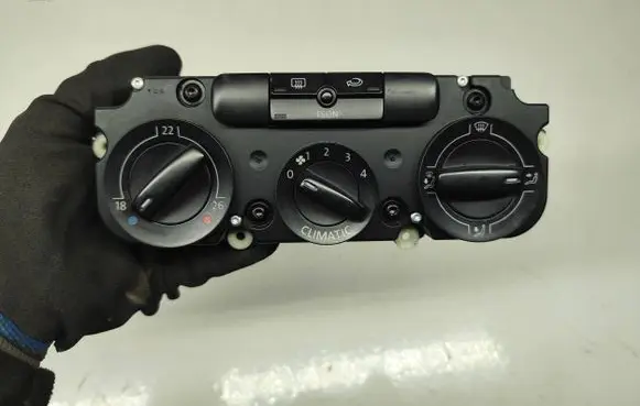 Volkswagen Golf V Climate control unit
