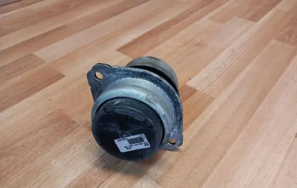 Volkswagen Touareg I Engine mount bracket 7L6199131