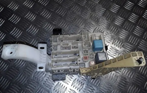 Toyota Yaris Fuse module 8273052700