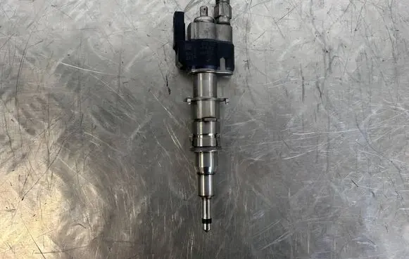 BMW X5M E70 Fuel injector 7585261 10181010
