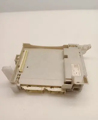 Toyota Yaris Fuse module 8273052L70C 1J191693