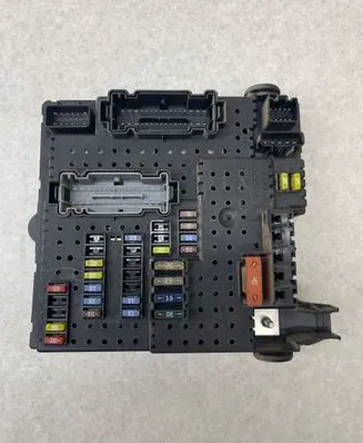 Volvo XC70 Fuse module 30728512 05W453 28017881