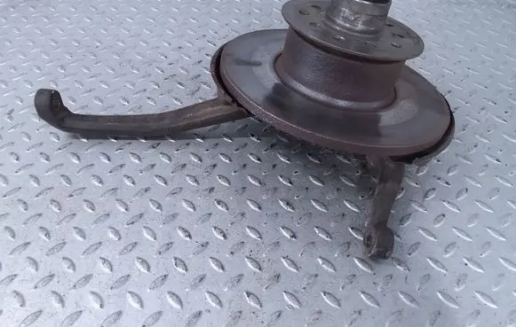 Mercedes-Benz 200 300 W123 Front wheel hub A1163304120 1163304120