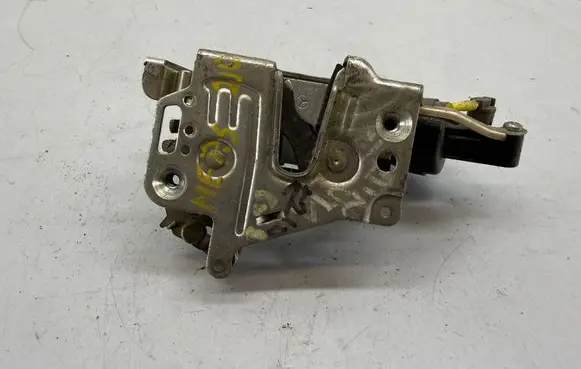 Mercedes-Benz E W210 Front door lock 2077300535